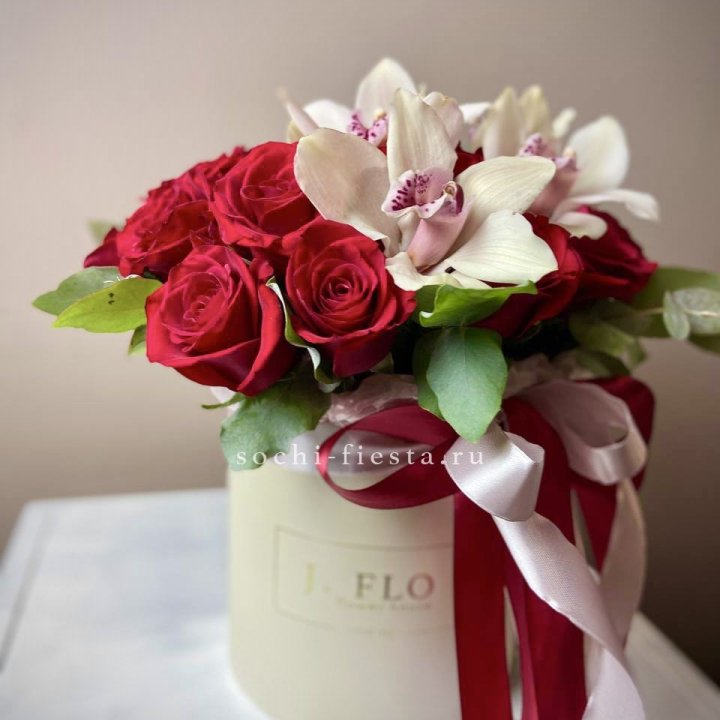 Розы и орхидеи в боксе в Северодвинске