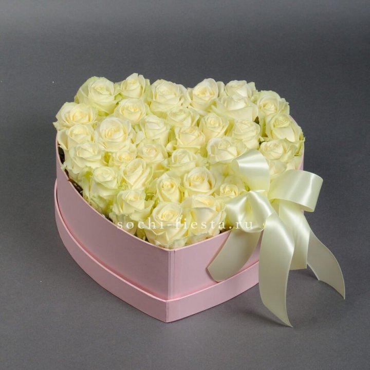 35 белых роз в коробке "Сердце" в Северодвинске