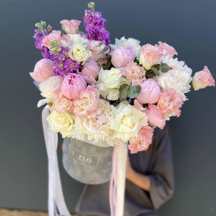 Дизайнерский цилиндр с пионами "Ривьера" в Северодвинске