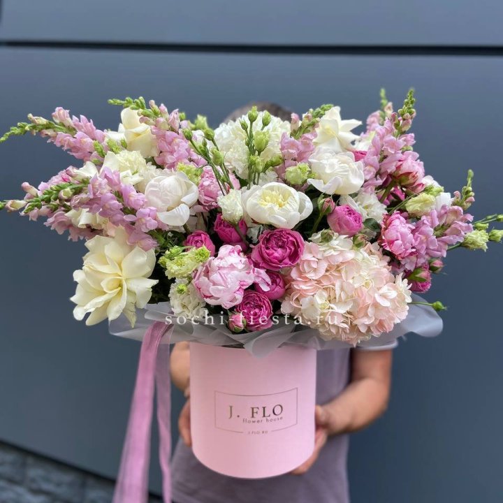 Дизайнерский цилиндр с пионами "Саманта" в Северодвинске