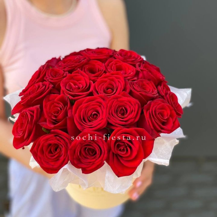 Красные розы в цилиндре в Северодвинске