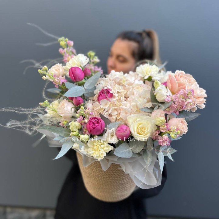 Цветочная композиция в джутовом боксе  в Северодвинске