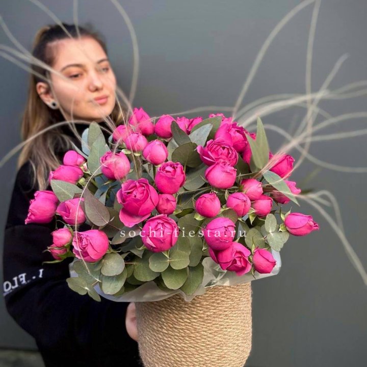 Пионовидные розы Мисти Бабблс в джутовом кашпо в Северодвинске