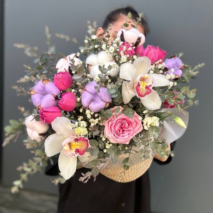 Орхидея и розы в джутовом кашпо в Северодвинске