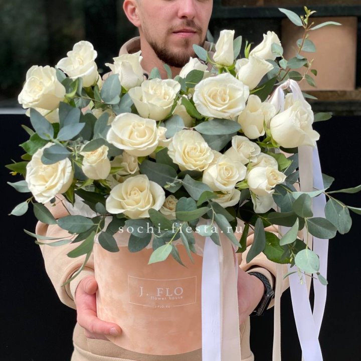 41 белая роз в бархатном боксе в Северодвинске