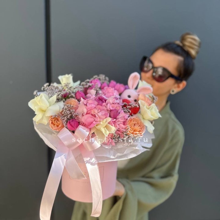 Дизайнерский цилиндр с игрушкой "Лола" в Северодвинске