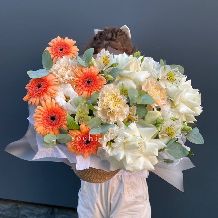 Розы и герберы в джутовом кашпо "Георгино" в Северодвинске