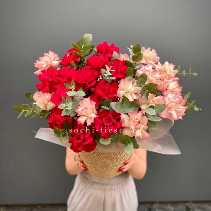 25 Французских роз в джутовом кашпо  в Северодвинске