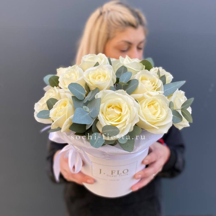 15 белых роз в боксе в Северодвинске