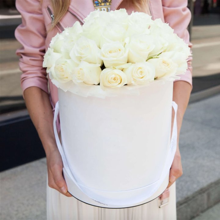 35 белых роз в цилиндре в Северодвинске