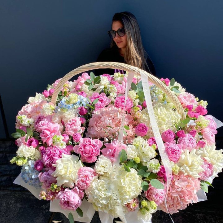 Цветочная корзина из пионов и пионовидных роз "Перфекте" в Северодвинске