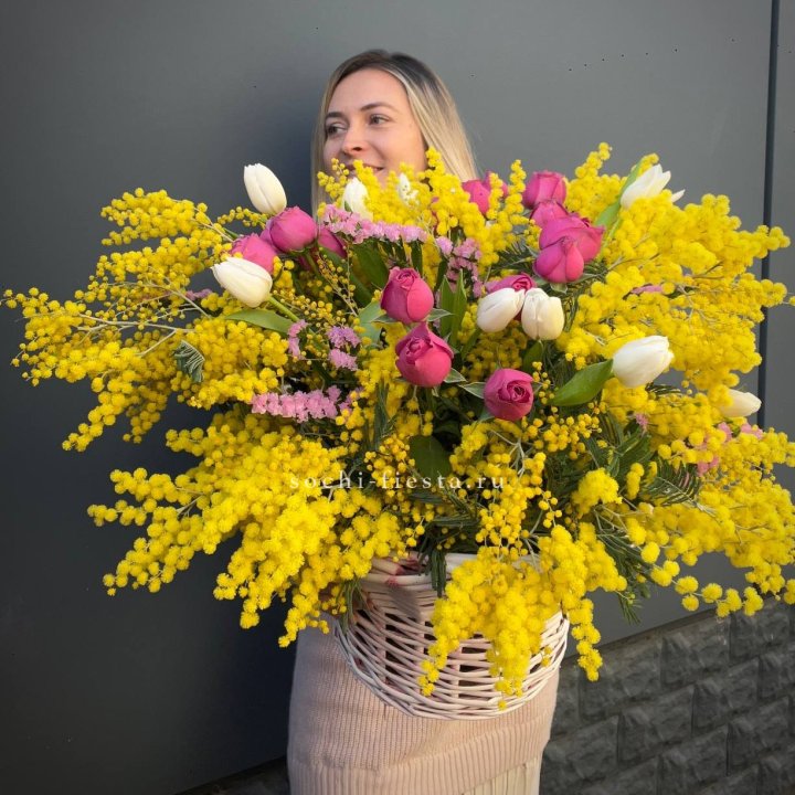 Цветочная корзина с мимозой "Спринг" в Северодвинске