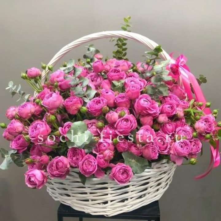 65 пионовидных кустовых роз в корзине в Северодвинске