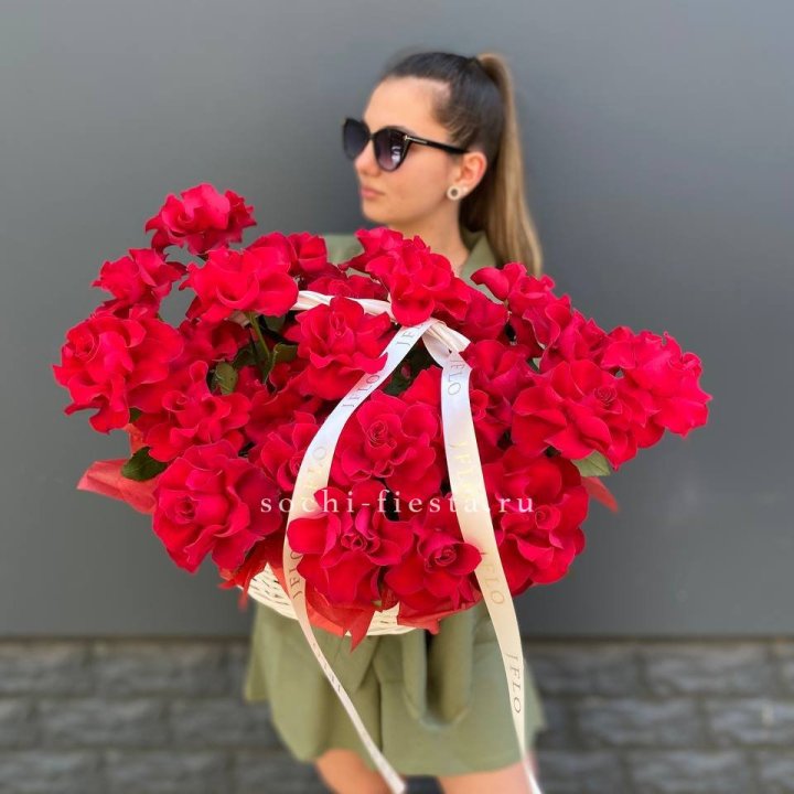 Красные французские розы в корзине в Северодвинске