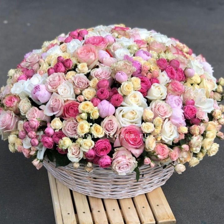 Цветочная корзина из пионов и пионовидных роз "Юниверсити" в Северодвинске