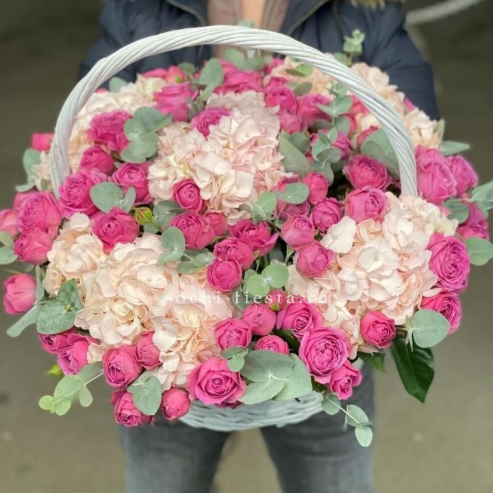 Корзина с гортензией и Мисти Баблс в Северодвинске