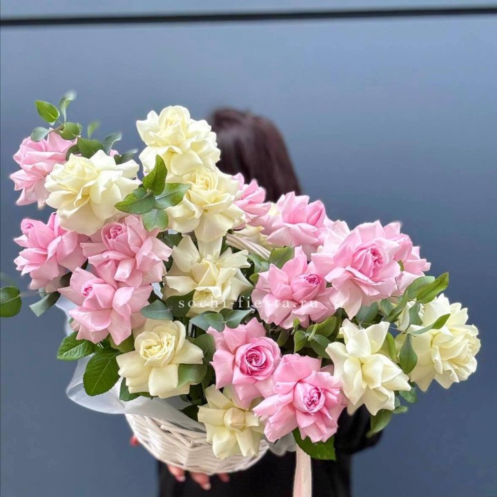 25 Французских роз в корзине в Северодвинске