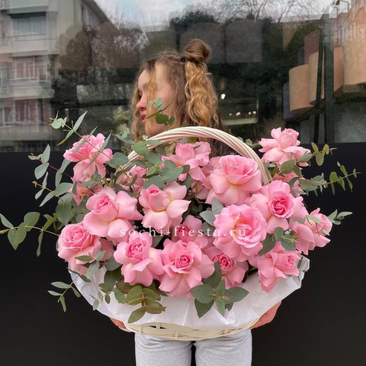 25 роз в цветочной корзине  в Северодвинске