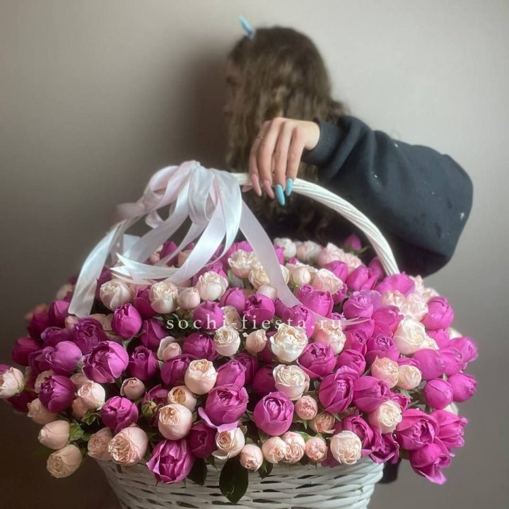 Премиум корзина пионовидных кустовых роз в Северодвинске