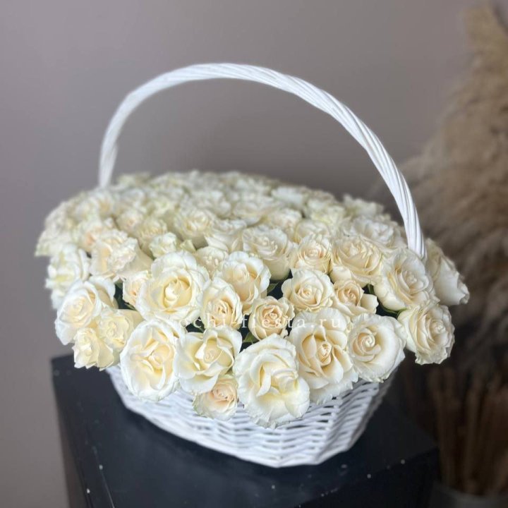 101 белая роза в корзине в Северодвинске