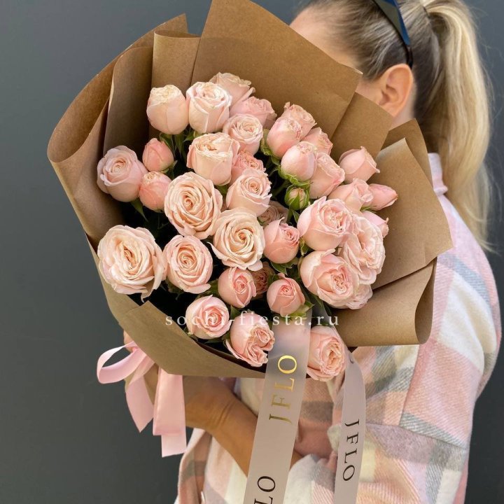 Кустовые розы Бомбастик в крафте в Северодвинске