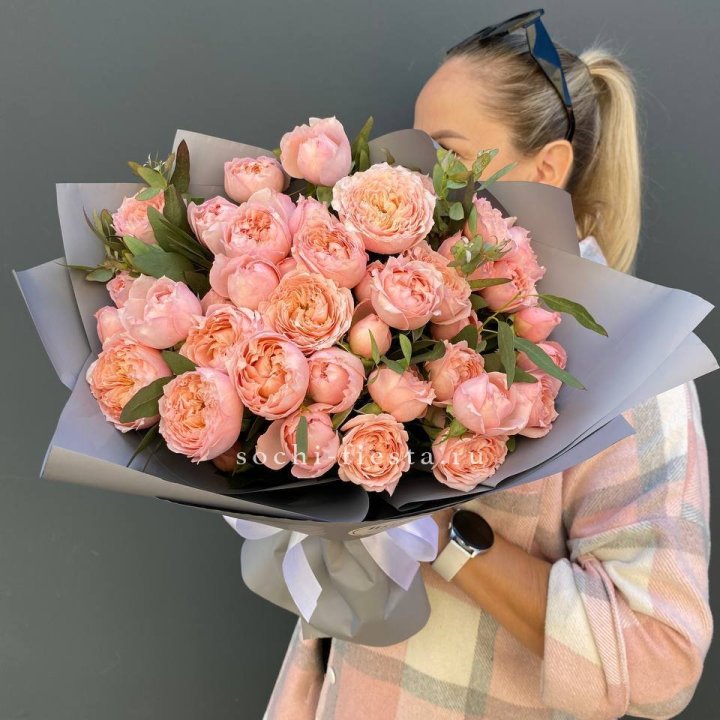 Букет с пионовидными розами "Пивайн" в Северодвинске