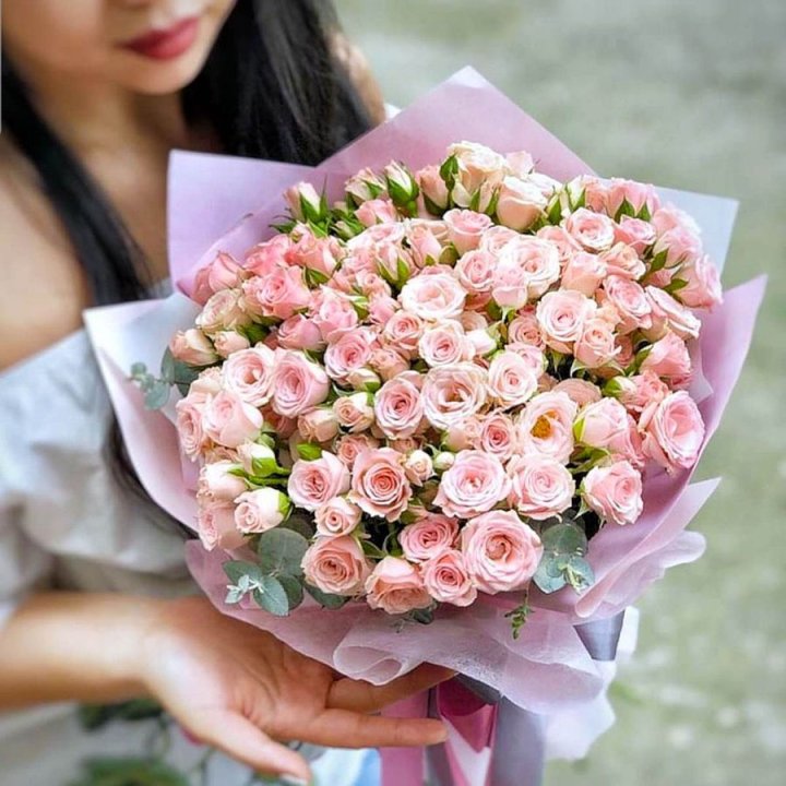 Кустовые розы с эвкалиптом в Северодвинске