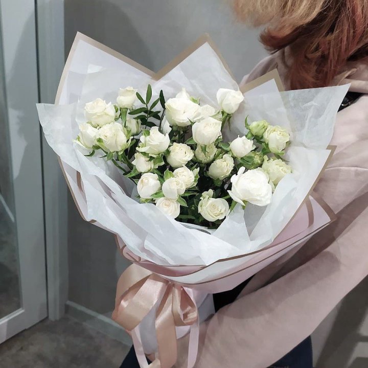 Белоснежные кустовые розы в Северодвинске