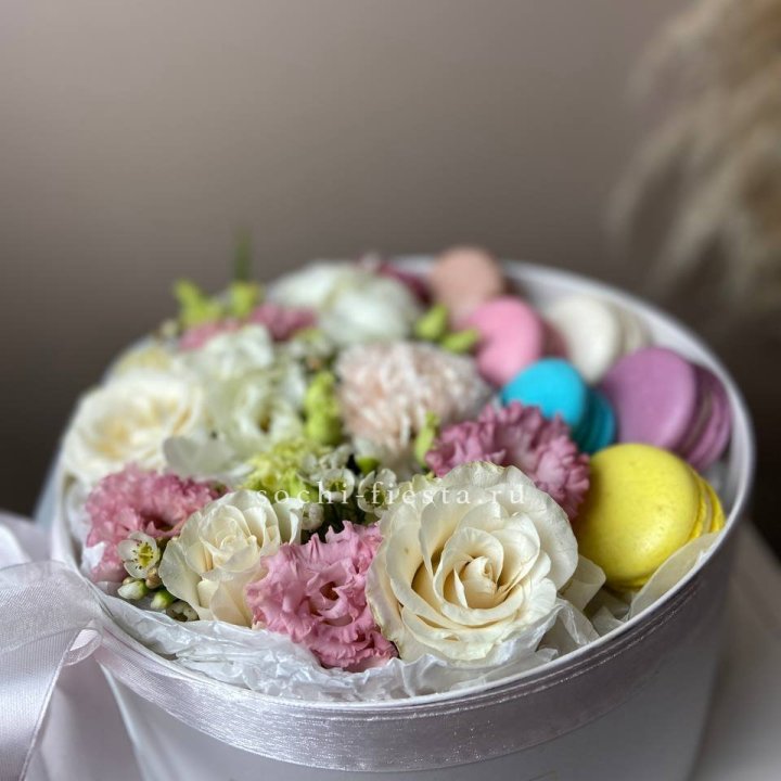 Цветы в цилиндре с макаронс "Прованс" в Северодвинске