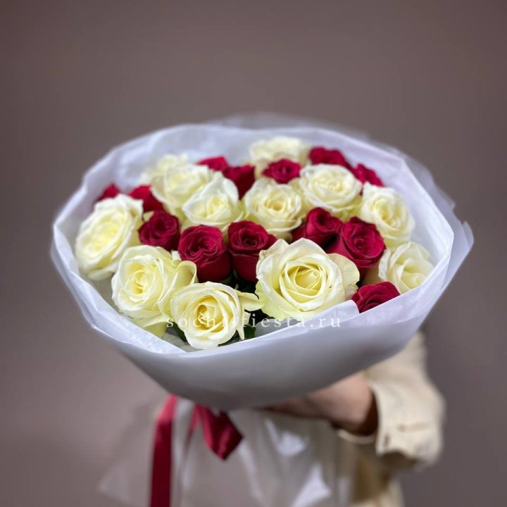 Букет их красных и белых 25 роз в Северодвинске