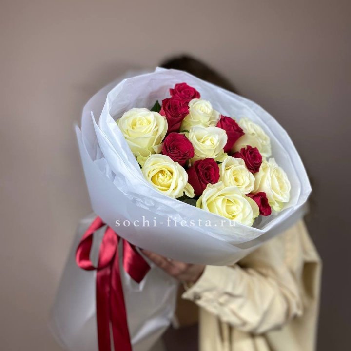 Букет из красных белых 15 роз в Северодвинске