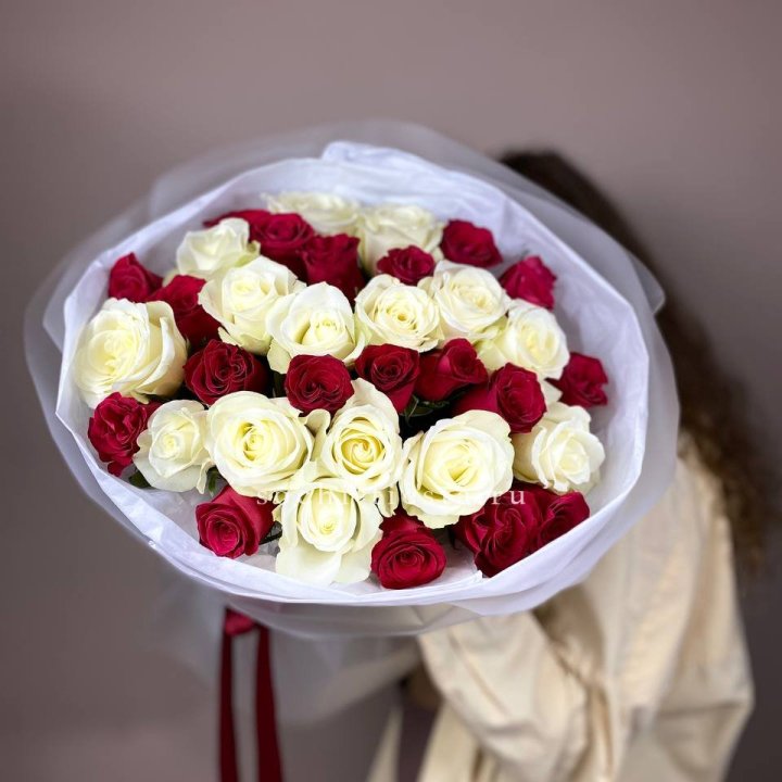 Букет из красных белых 35 роз в Северодвинске
