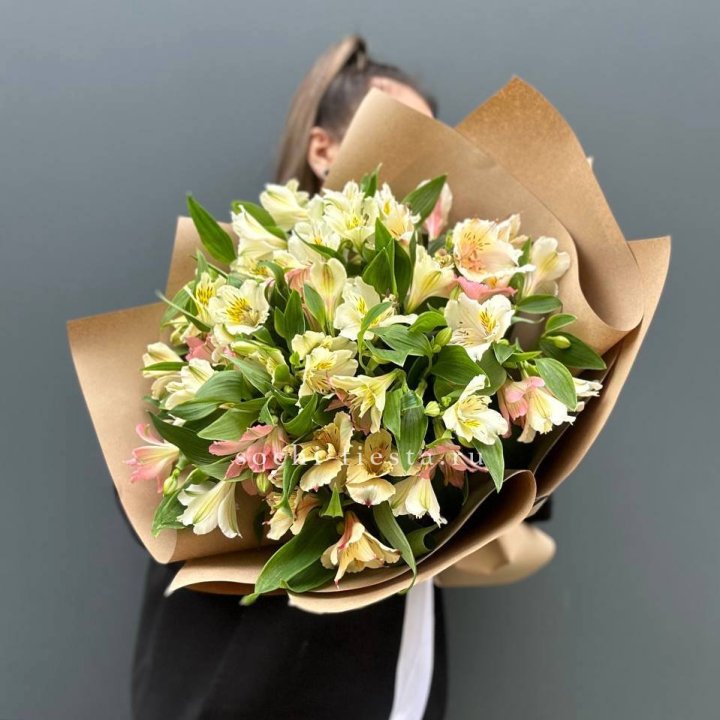Букет альстромерий в крафте в Северодвинске
