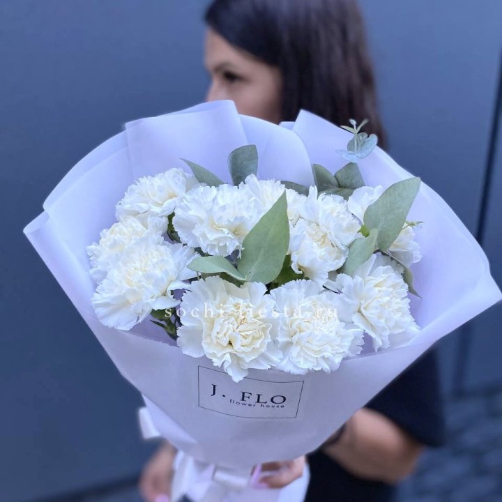 Букет белых диантусов с эвкалиптом в Северодвинске