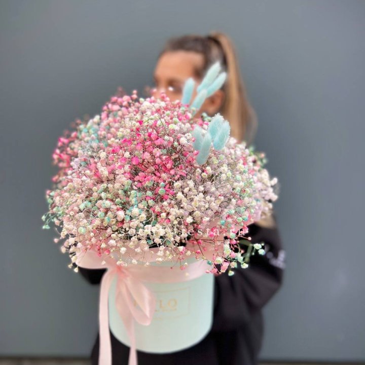 9 Радужных гипсофилы в шляпной коробке в Северодвинске