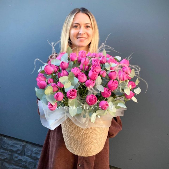 Пионовидные розы  в джутовом кашпо  в Северодвинске