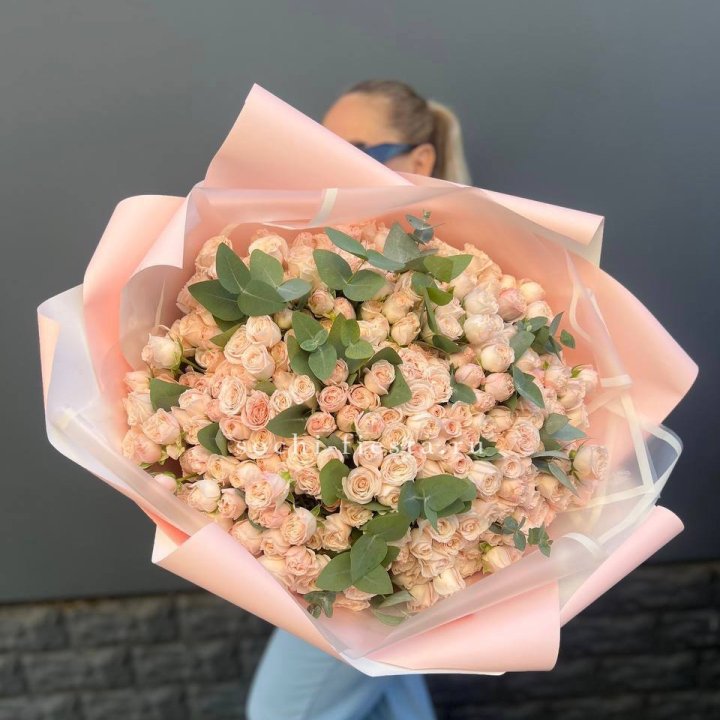 101 кустовая роза с эвкалиптом в Северодвинске