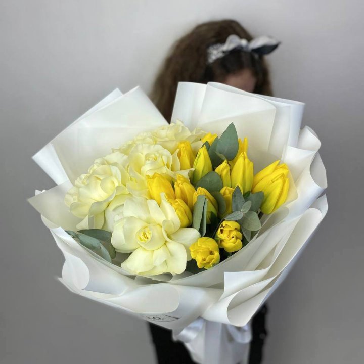 Дуо жёлтые тюльпаны и розы в Северодвинске