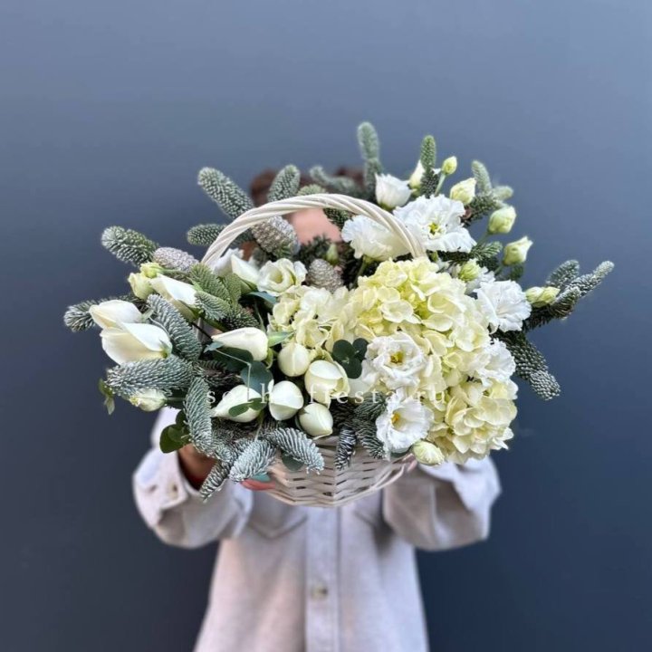 Новогодняя корзина с цветами в Северодвинске