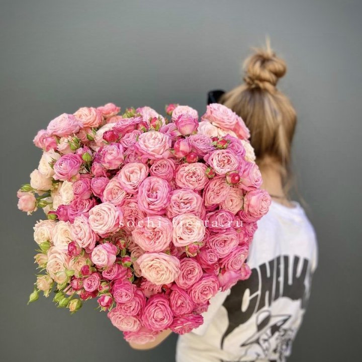 Охапка кустовых роз бомбастик пинк в Северодвинске