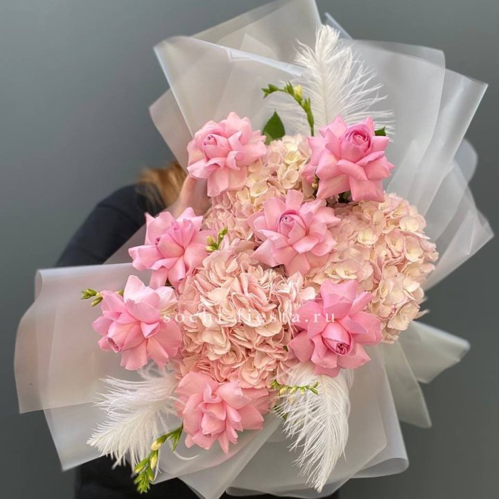  Букет  из гортензий и розовых роз в Северодвинске