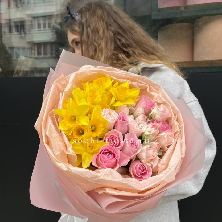 Букет роз и нарциссов в Северодвинске