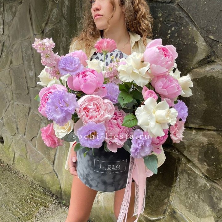 Дизайнерский цилиндр с пионами в Северодвинске