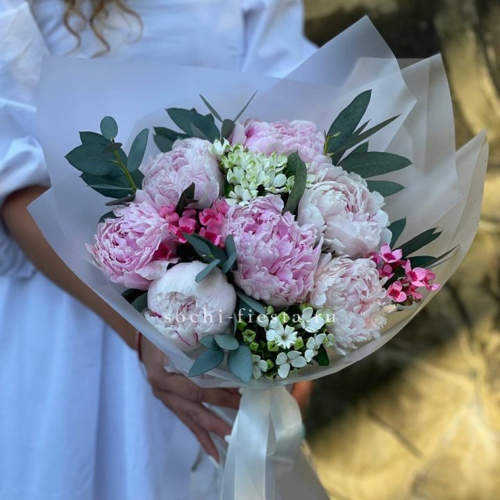 7 зефирных пионов с эвкалиптом в Северодвинске