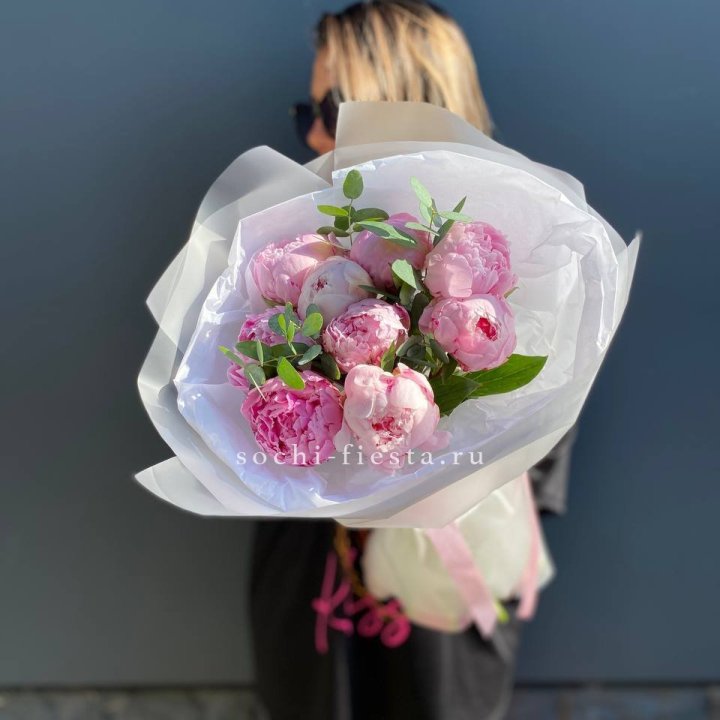 9 пионов с эвкалиптом в Северодвинске