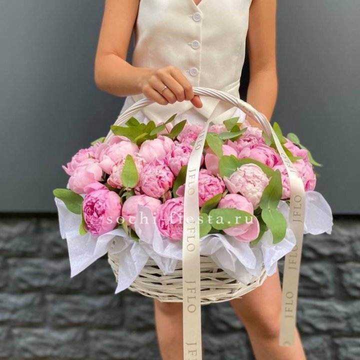 29 пионов в корзине в Северодвинске