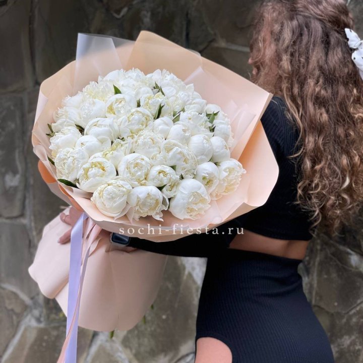 35 белых пион в Северодвинске