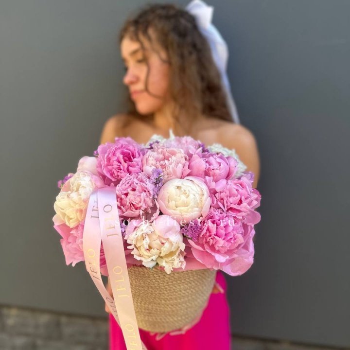 15 пионов в джутовом кашпо в Северодвинске