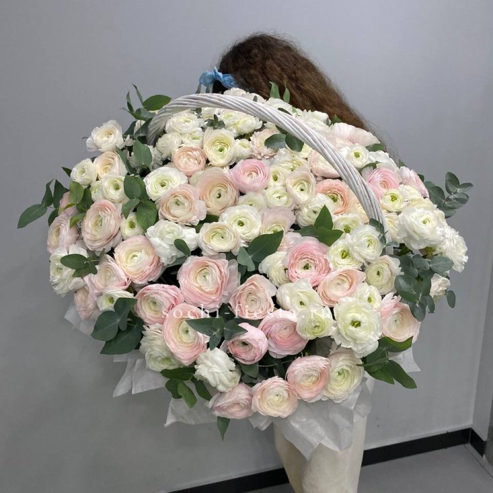 Ранункулюсы в корзине в Северодвинске