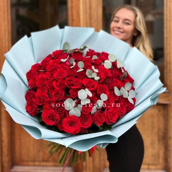 101 красная роза с эвкалиптом в Северодвинске